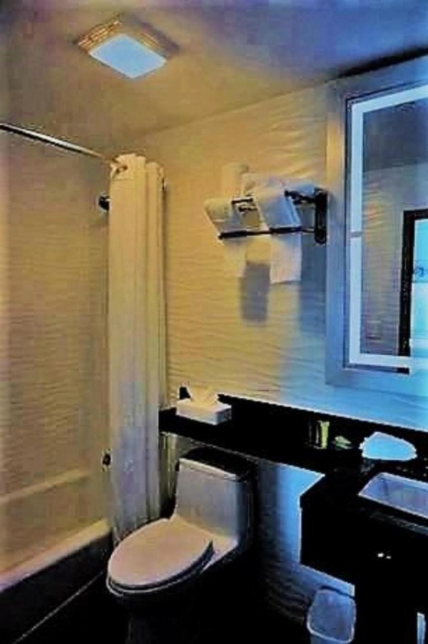 Umbrella Hotel Bronx image 6