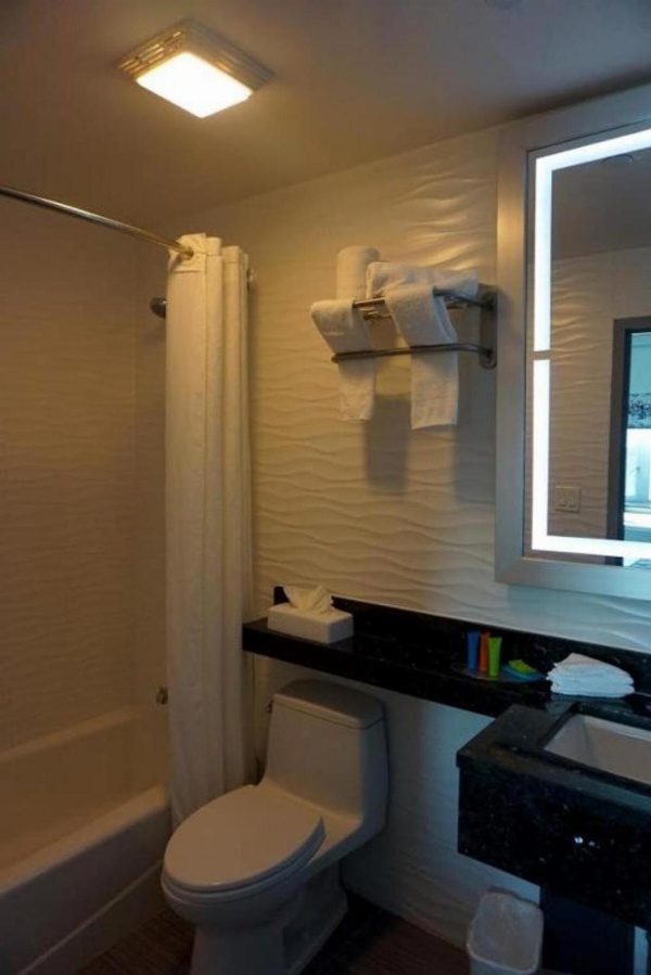 Umbrella Hotel Bronx image 13