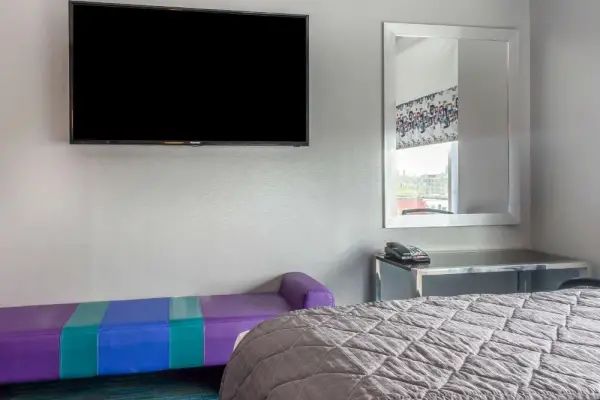 Umbrella Hotel Bronx 4