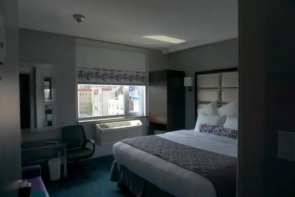 Umbrella Hotel Bronx 5